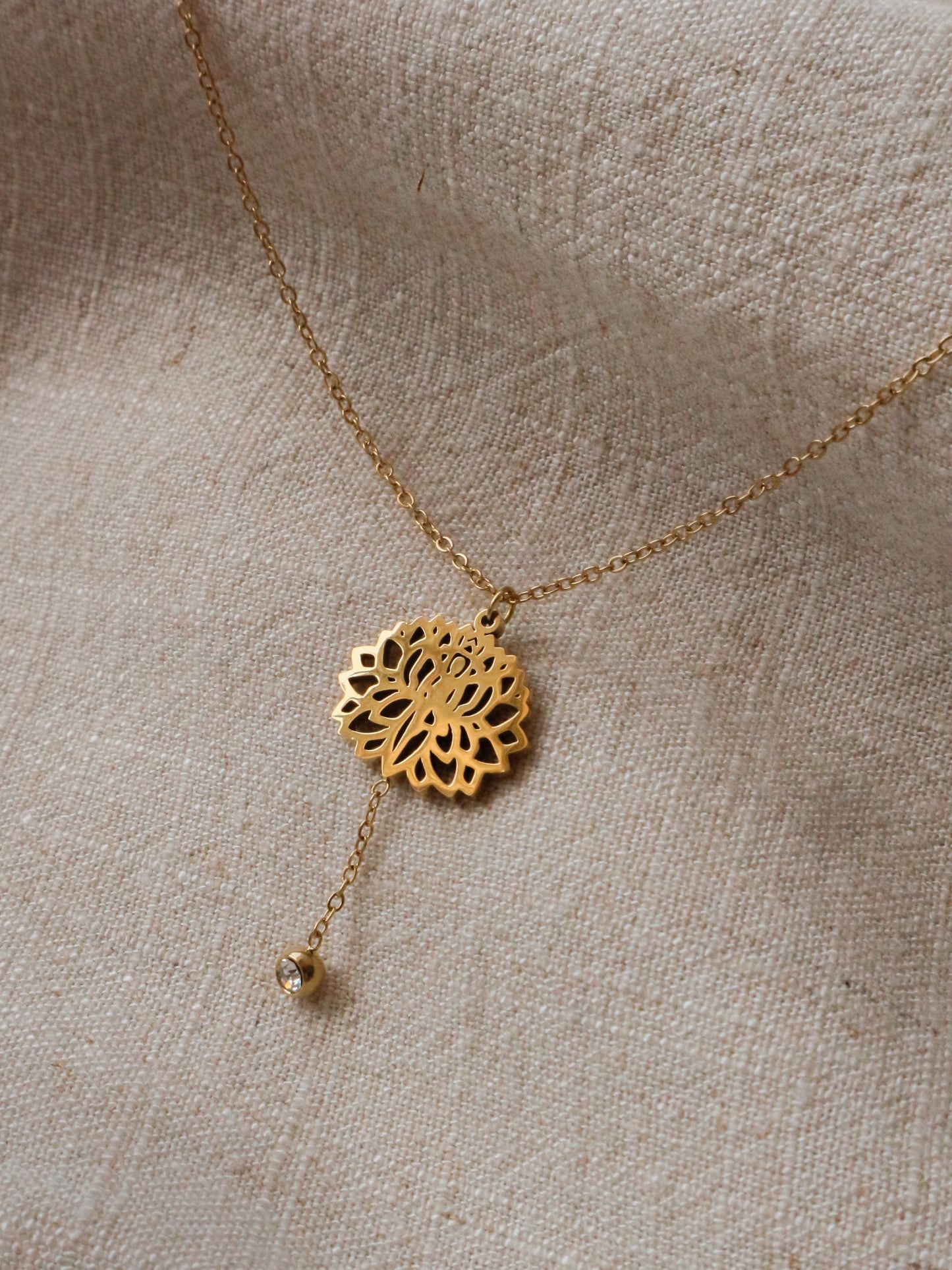 COLAR FLOR DE LÓTUS COM PENDENTE