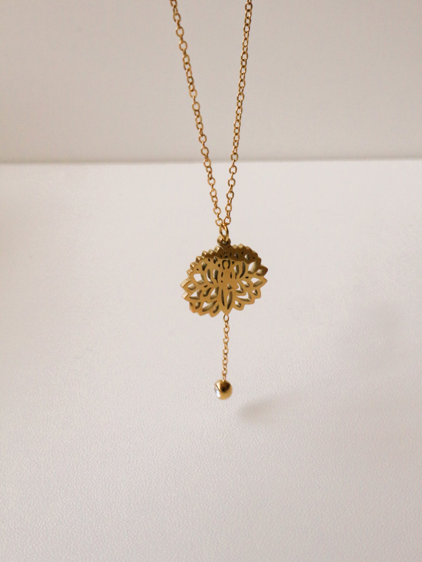 COLAR FLOR DE LÓTUS COM PENDENTE