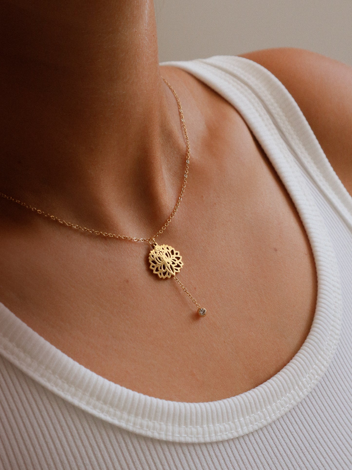 COLAR FLOR DE LÓTUS COM PENDENTE