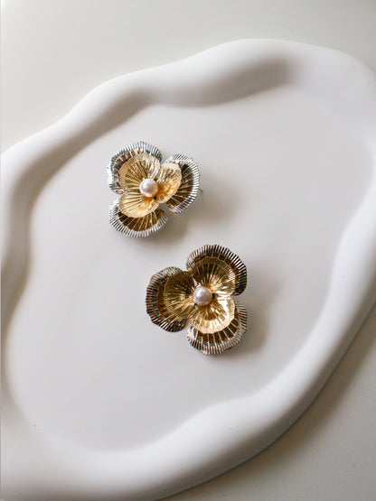 BRINCOS FLOR PÉROLA DOURADOS E PRATEADOS