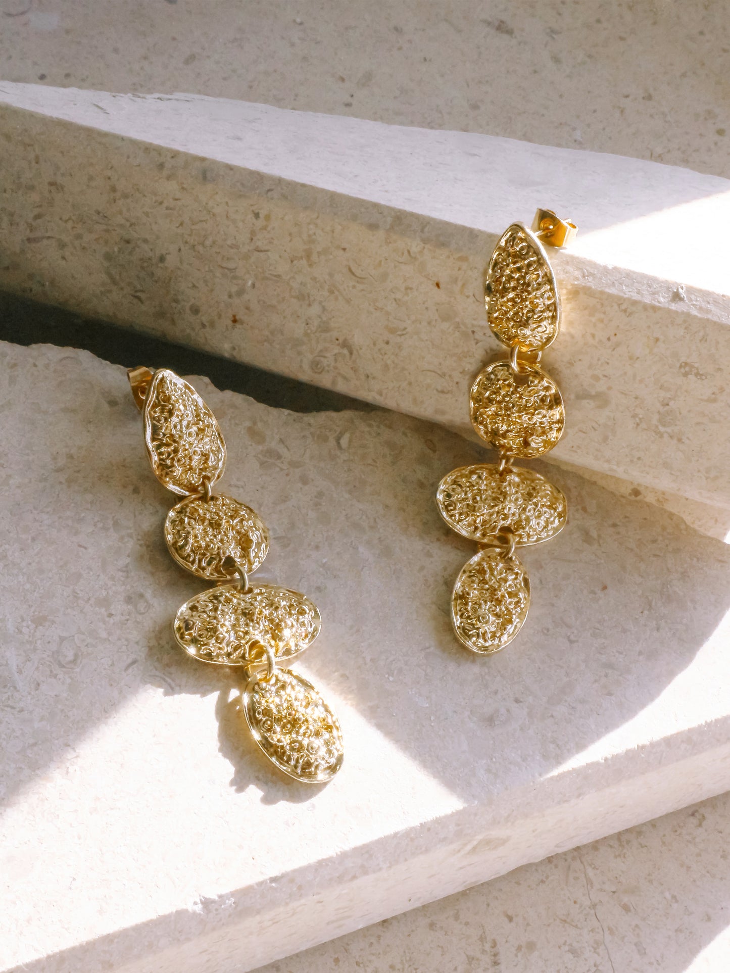 BRINCOS PENDENTES TEXTURADOS