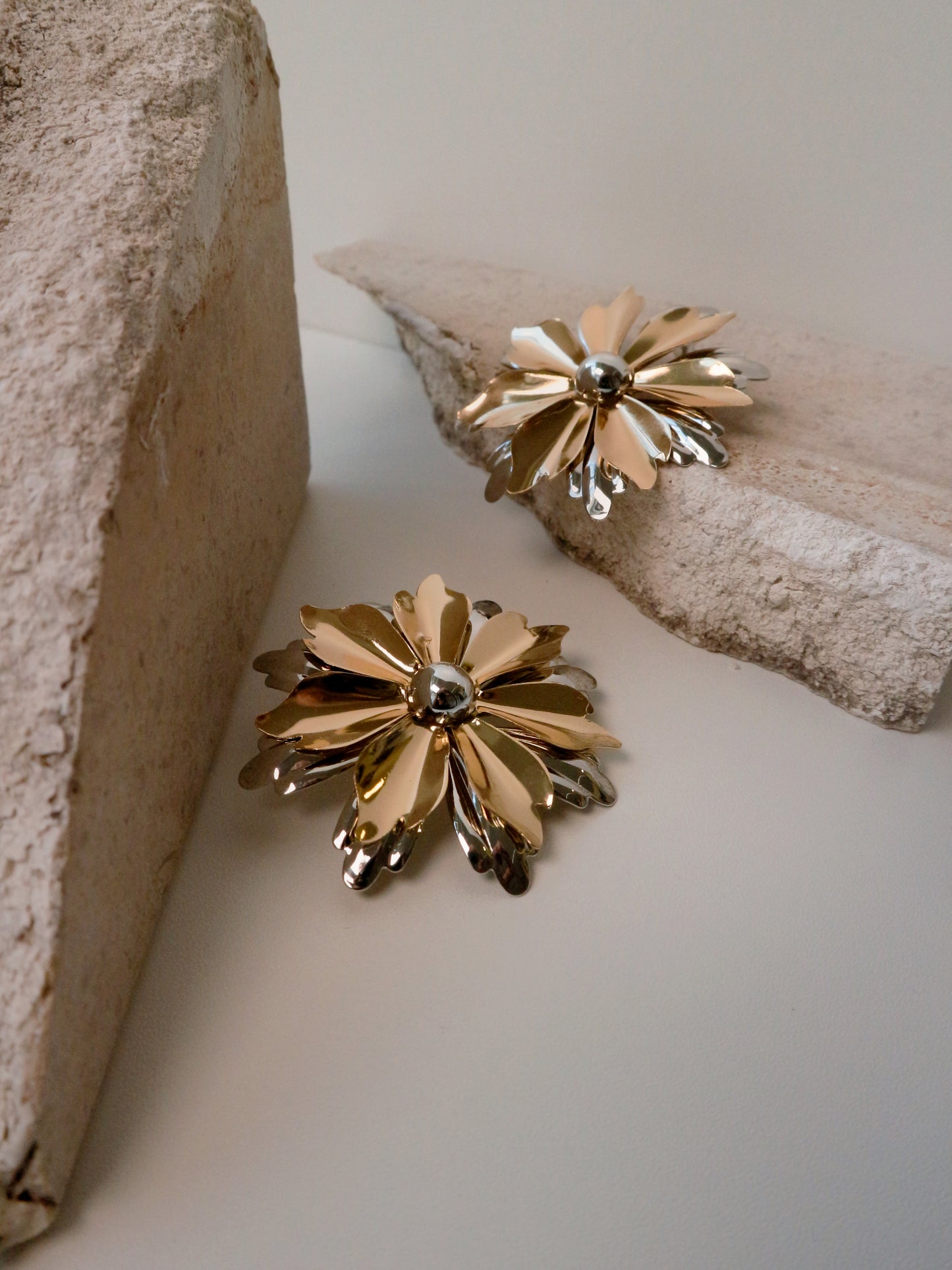 BRINCOS FLOR MAXI DOURADOS E PRATEADOS