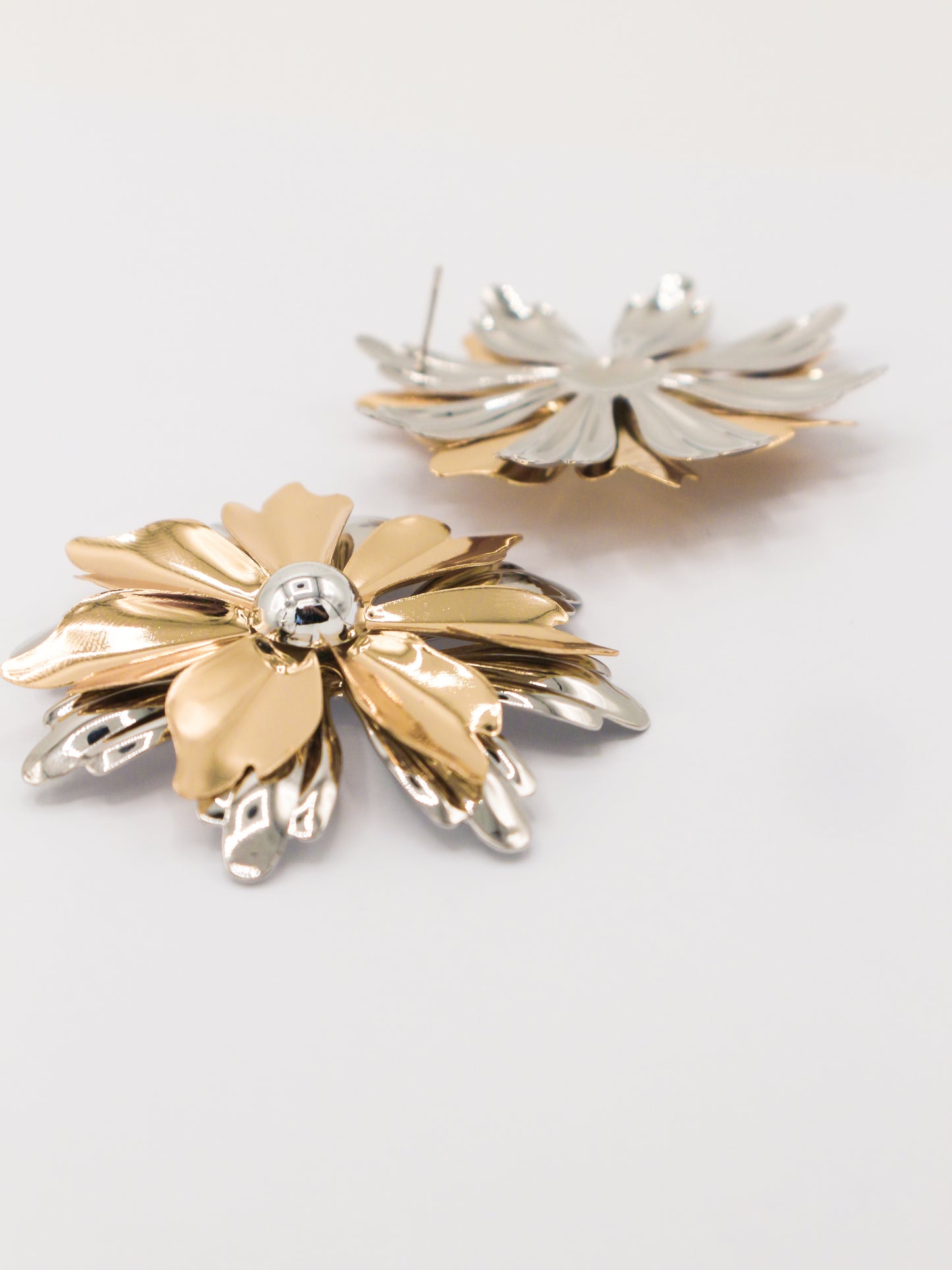 BRINCOS FLOR MAXI DOURADOS E PRATEADOS